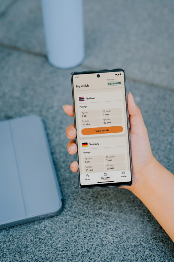 Work From the Beach: 4 Digital Essentials Every Modern Nomad Needs in Their Pocket